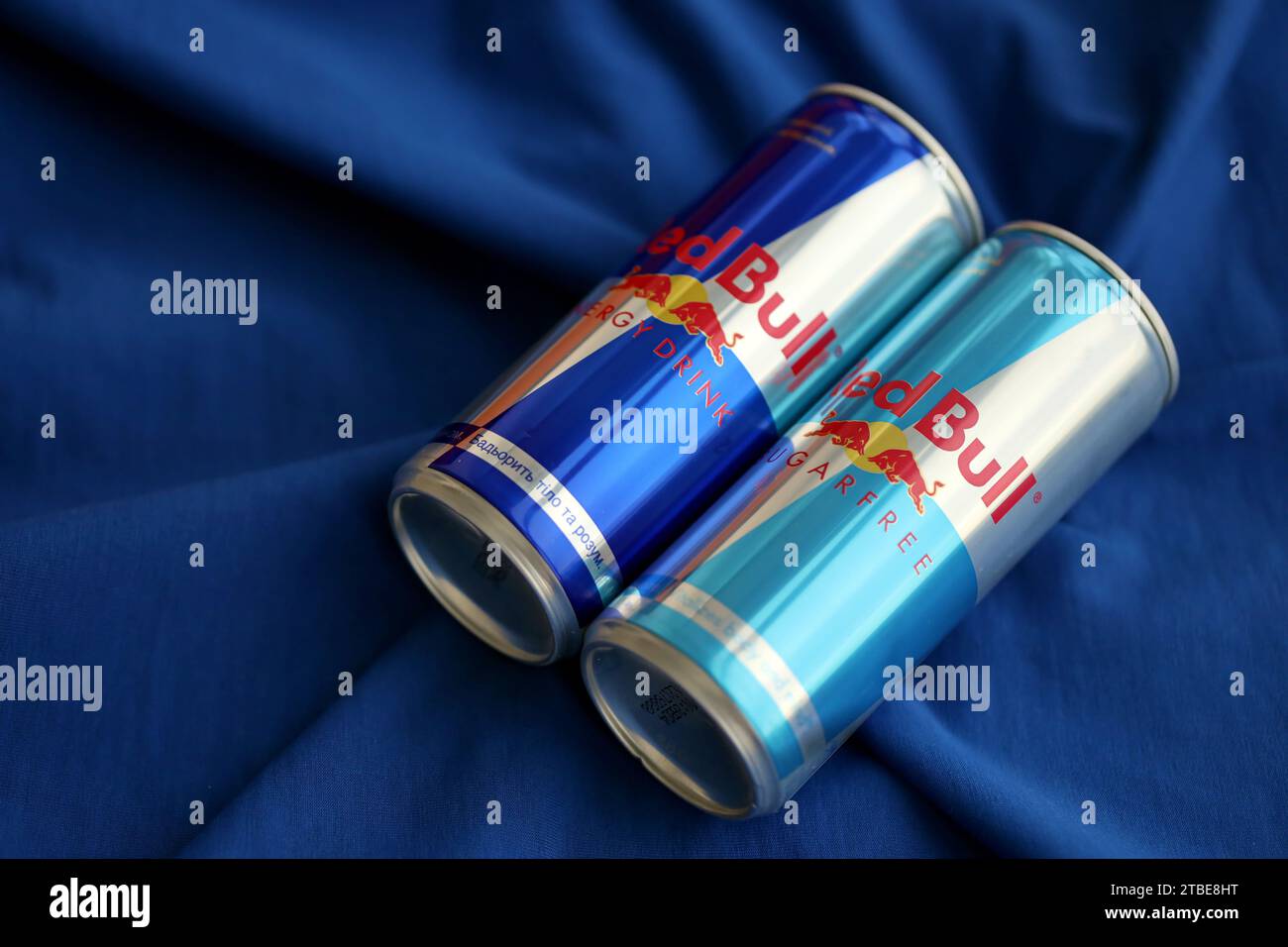 TERNOPIL, UKRAINE - 7. JULI 2023 Red Bull ENERGY Drink Aluminiumdose mit originellem Design Nahaufnahme Stockfoto