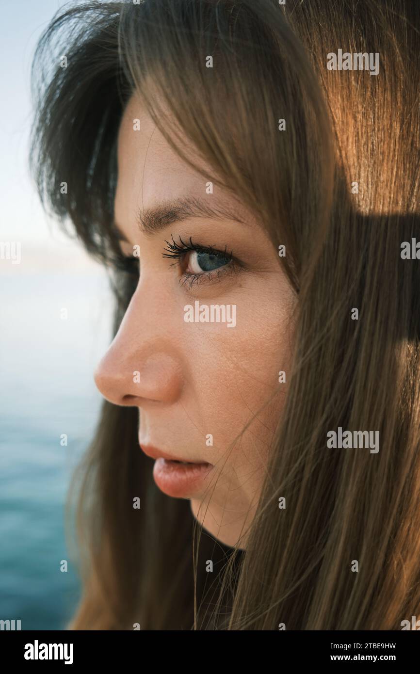 Seitenansicht einer Frau Stockfoto