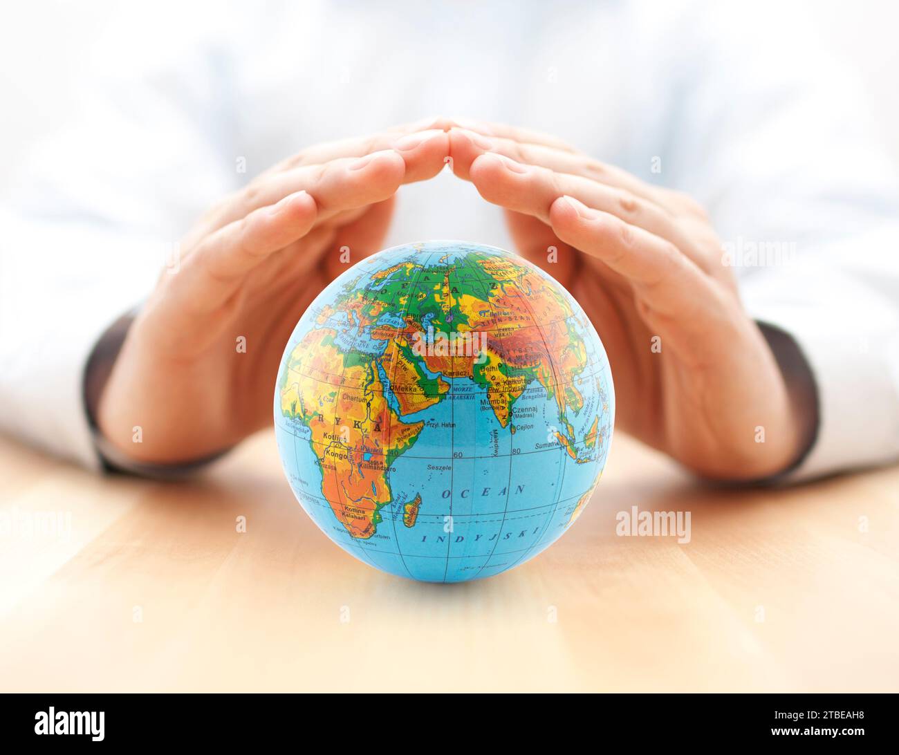 Planet Erde Globus geschützt durch Hände. Stockfoto