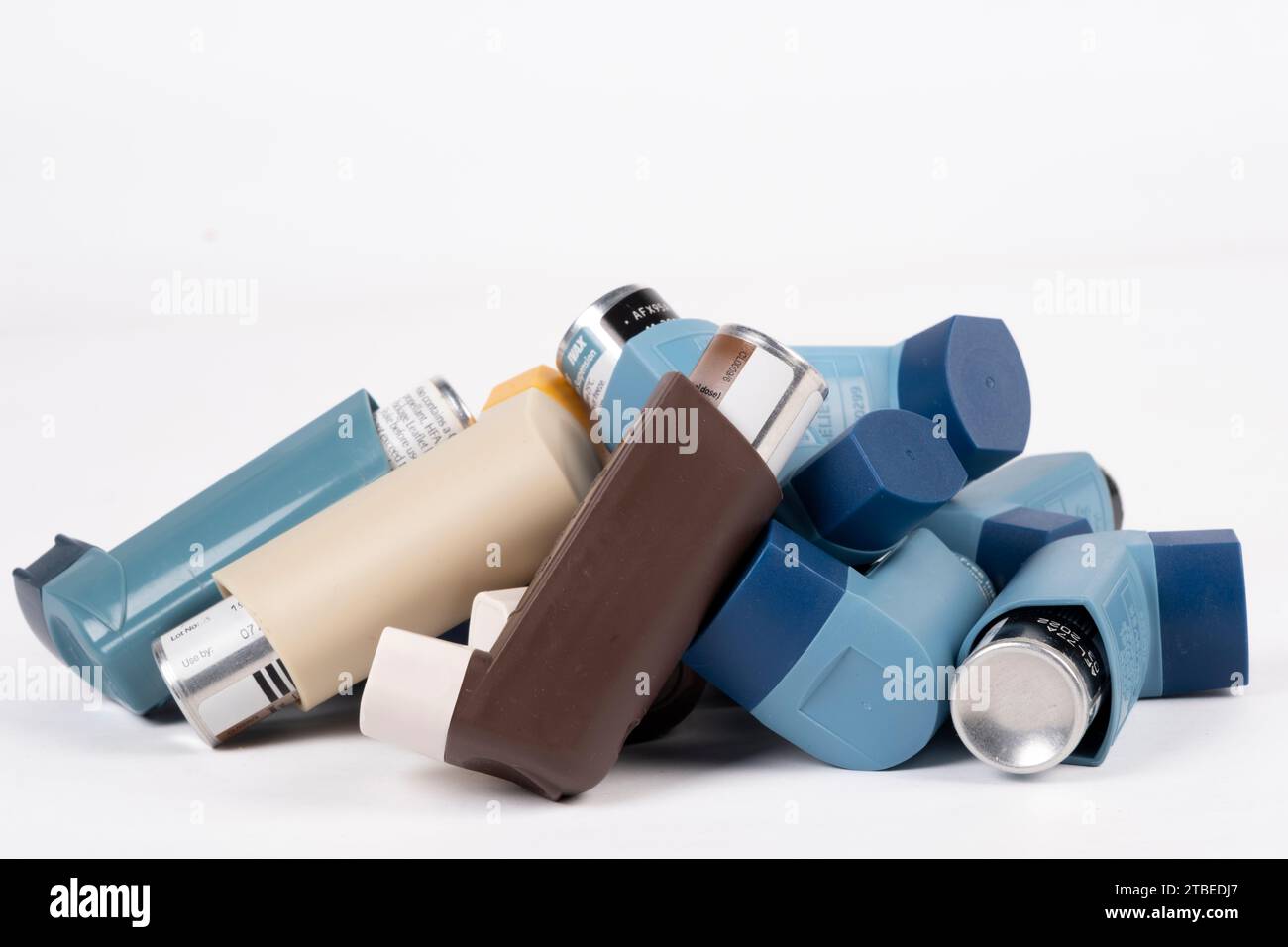 Stapel von MDI-Inhalatoren (Dosierinhalatoren) Asthma-Inhalatoren, die als unerwünscht für die Umwelt gelten und durch DPI (Trockenpulverinhalator) ersetzt werden Stockfoto