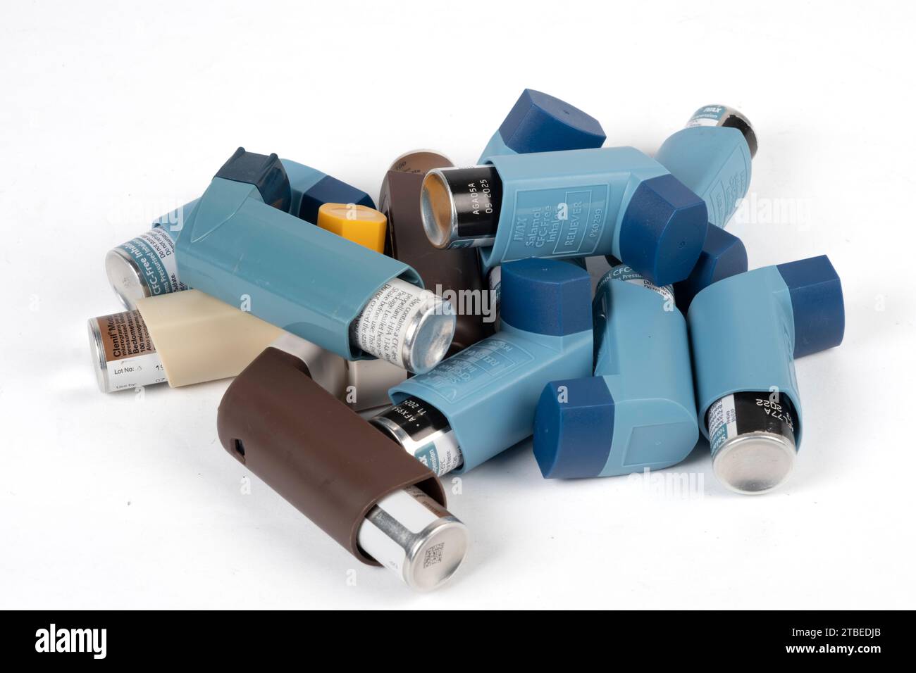 Stapel von MDI-Inhalatoren (Dosierinhalatoren) Asthma-Inhalatoren, die als unerwünscht für die Umwelt gelten und durch DPI (Trockenpulverinhalator) ersetzt werden Stockfoto