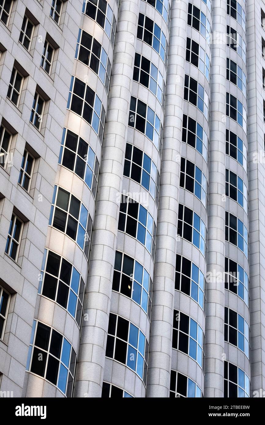Fassade des Bürogebäudes in San Francisco mit geschwungenen Fenstern Stockfoto