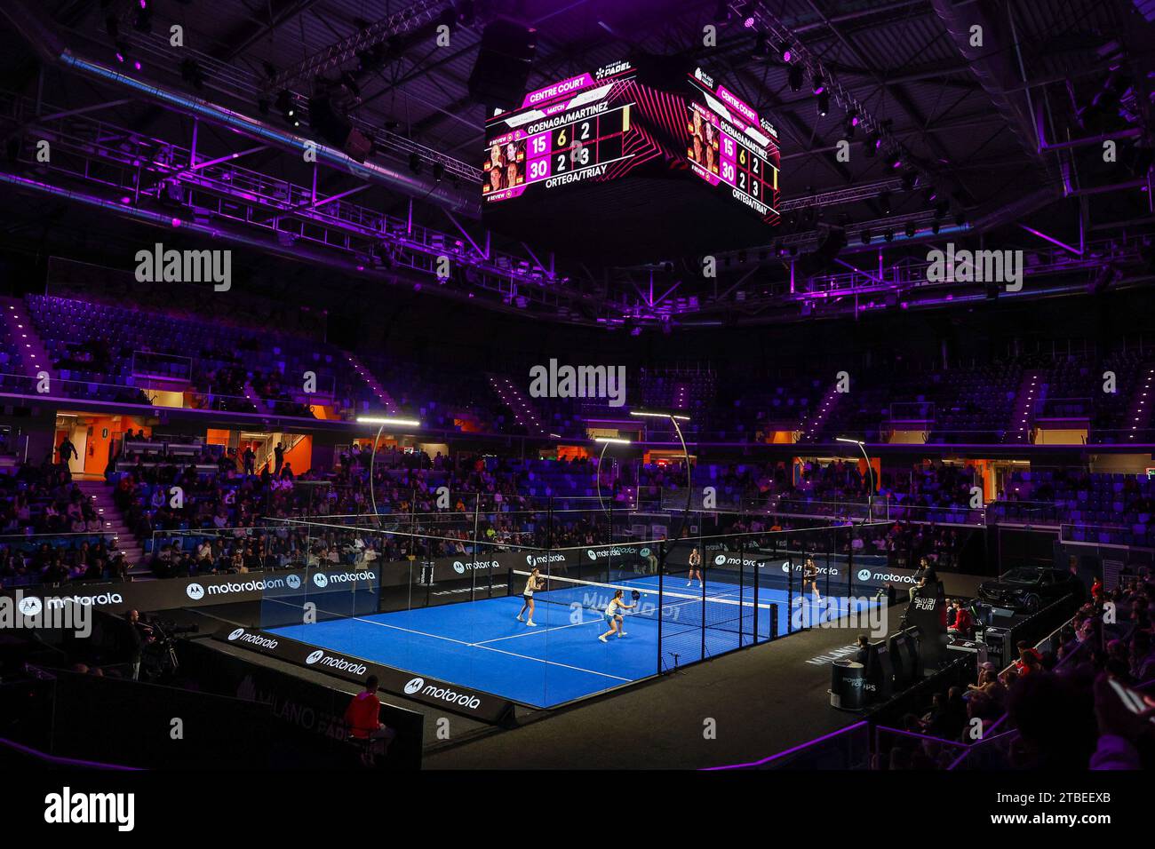 Mailand, Italien. Dezember 2023. Eine allgemeine Ansicht des zentralen Gerichts während der Milano Premiere Padel P1 in der Allianz Cloud Arena, Mailand, Italien am 06. Dezember 2023 Credit: Independent Photo Agency/Alamy Live News Stockfoto