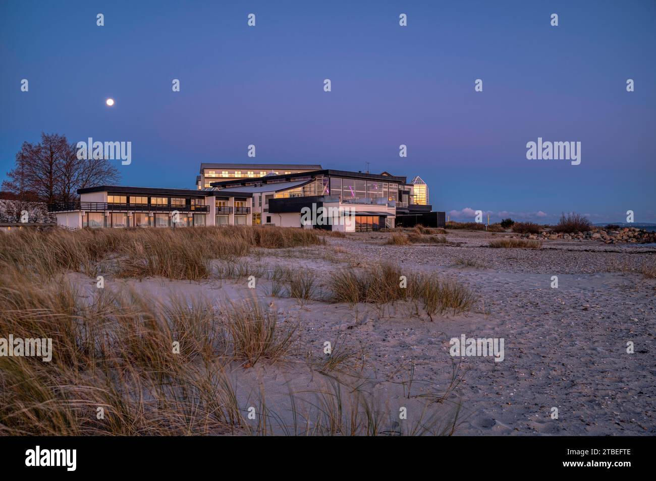 Marienlyst Beach Hotel am frühen Morgen und die Küste des Sound Oresund, Dänemark, 28. November 2023 Stockfoto