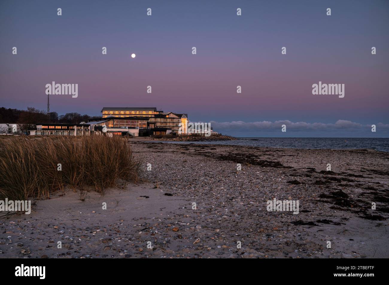 Das romantische Strandhotel Marienlyst im Mondlicht während der Dämmerung, Elsinore, Dänemark, 28. November 2023 Stockfoto