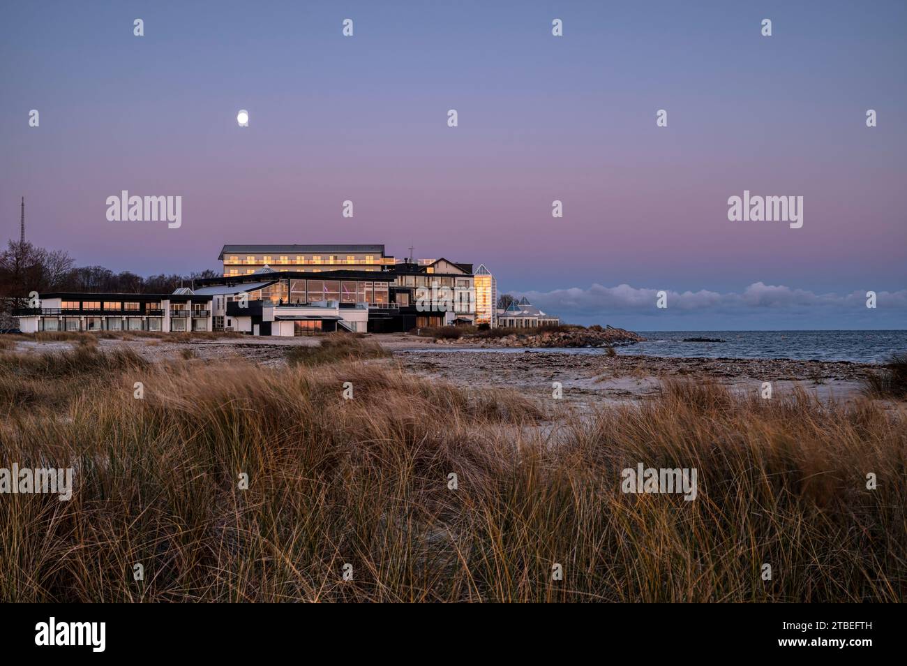 Das romantische Strandhotel Marienlyst im Mondlicht während der Dämmerung, Elsinore, Dänemark, 28. November 2023 Stockfoto