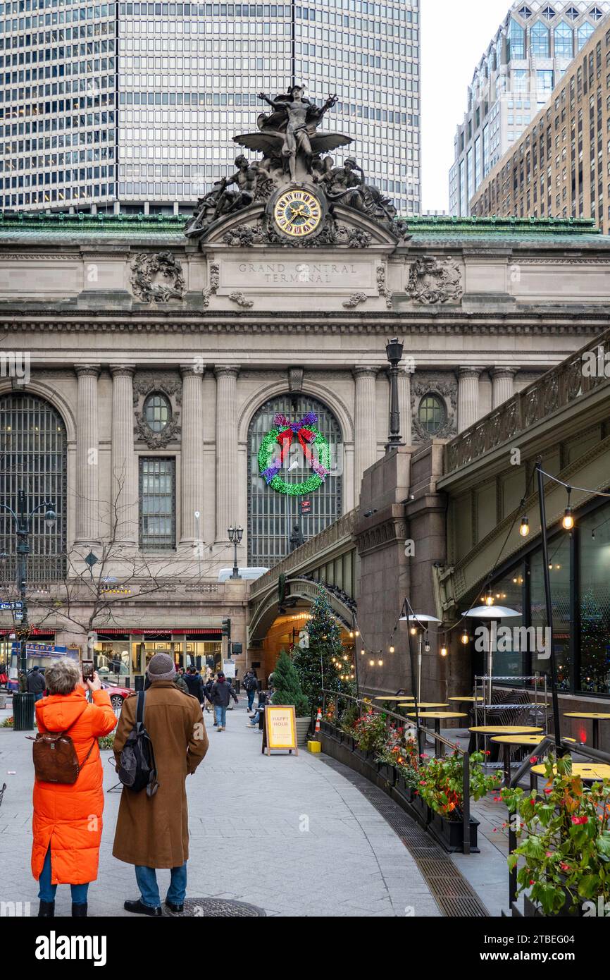 Der Eingang der East 42nd Street zum Grand Central Terminal ist mit einem Holiday Wreath dekoriert, New York City, USA 2023 Stockfoto