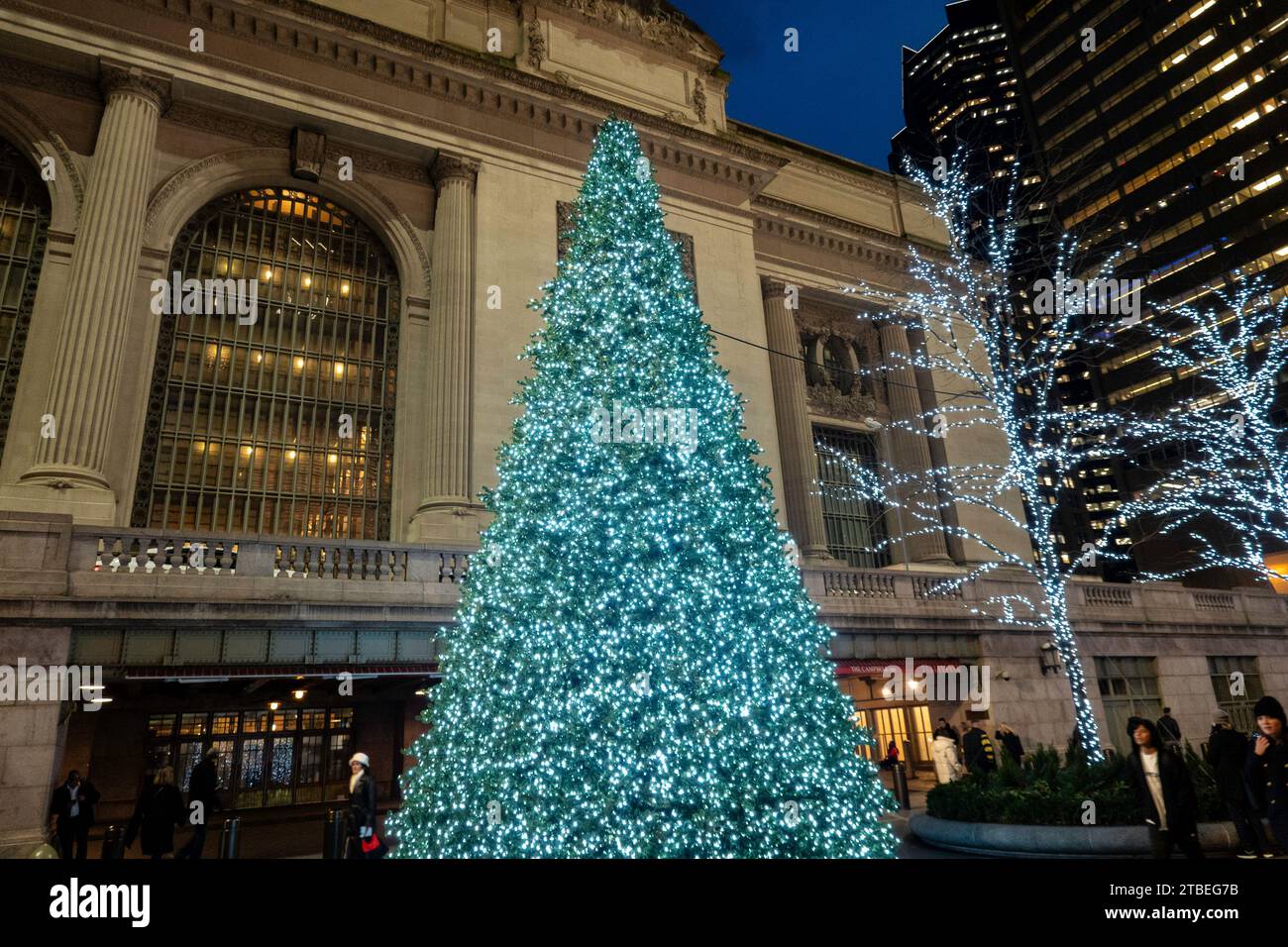 Weihnachtsbaum auf der Fußgängerzone, die das Grand Central Terminal und den superhohen Vanderbilt in New York City, USA 2023 trennt Stockfoto