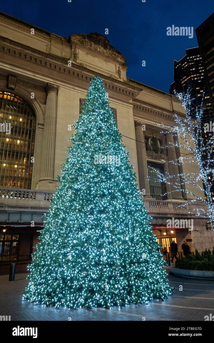 Weihnachtsbaum auf der Fußgängerzone, die das Grand Central Terminal und den superhohen Vanderbilt in New York City, USA 2023 trennt Stockfoto