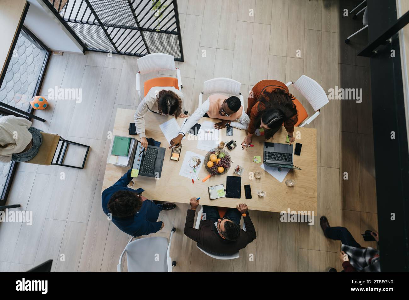 Team in Kreativbüros, das über Finanzplanung und Marktanalyse für die Expansion kleiner Unternehmen diskutiert. Stockfoto