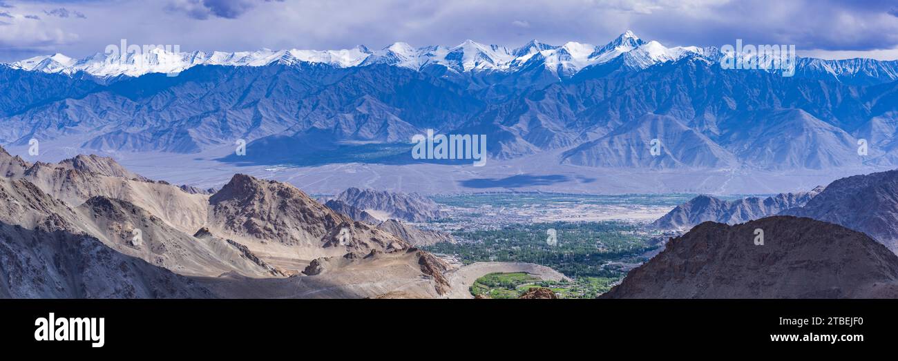 Panorama vom Khardong Pass, dem zweithöchsten motorisierten Pass der Welt über Leh und das Indus Tal nach Stok Kangri, 6153 m, Ladakh, Jammu und Kaschmir Stockfoto