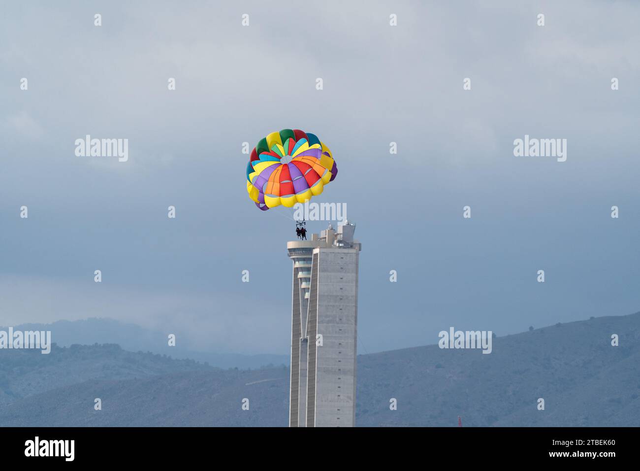 Lufttäuschung: Aus einem einzigartigen Winkel erfasst, scheint der Ballon auf Benidorms ikonischem Intempo-Gebäude zu landen, was ein beeindruckendes Bild erzeugt. Stockfoto