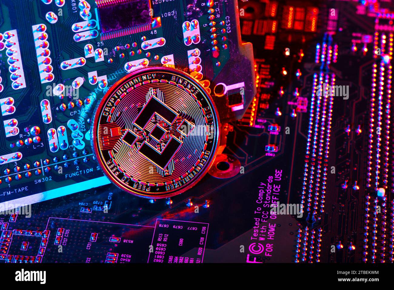 Binance BNB Kryptowährung Token Coin vor Leiterplattenhintergrund Stockfoto