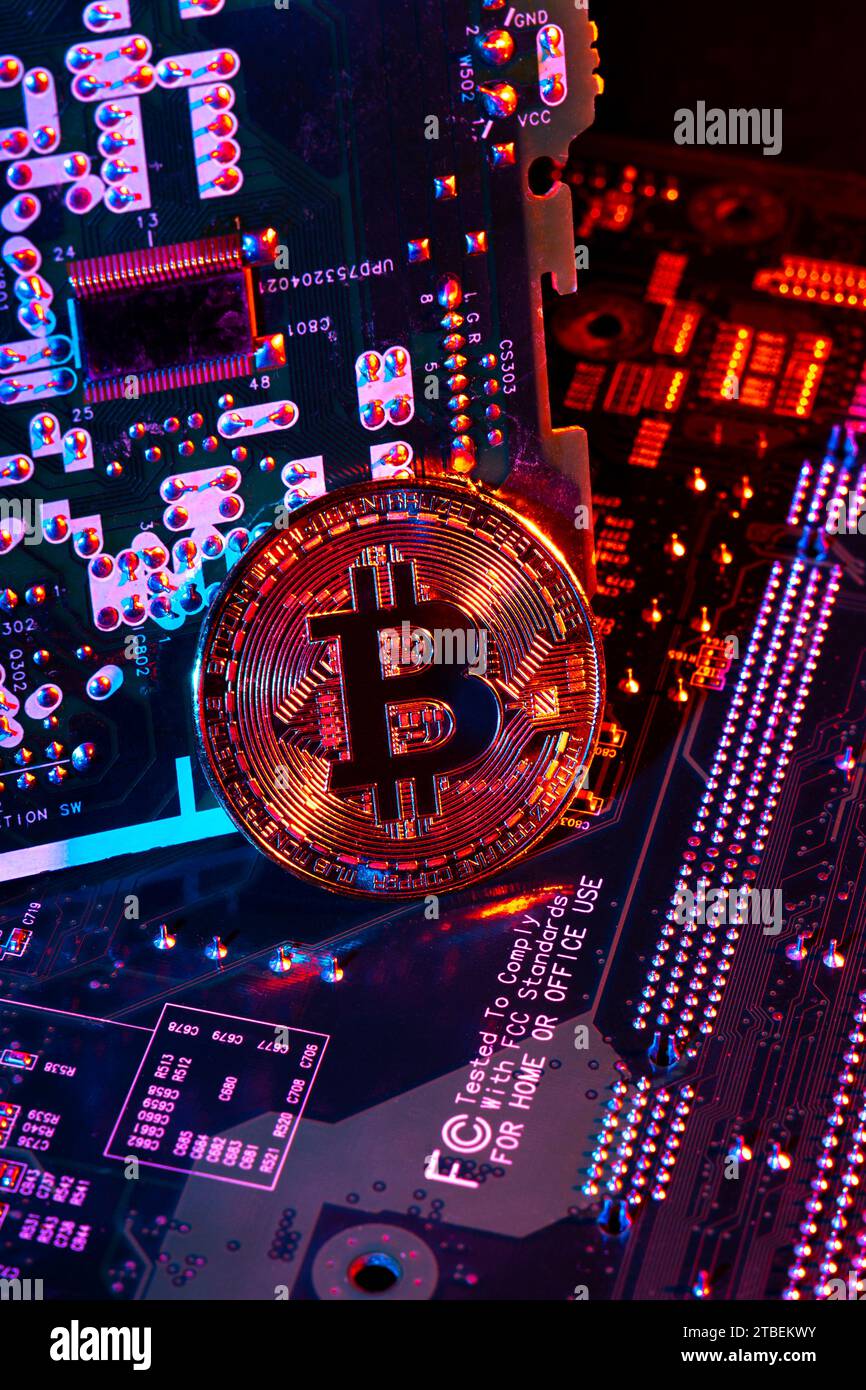 Bitcoin Kryptowährung Token Münze gegen Leiterplattenhintergrund Stockfoto