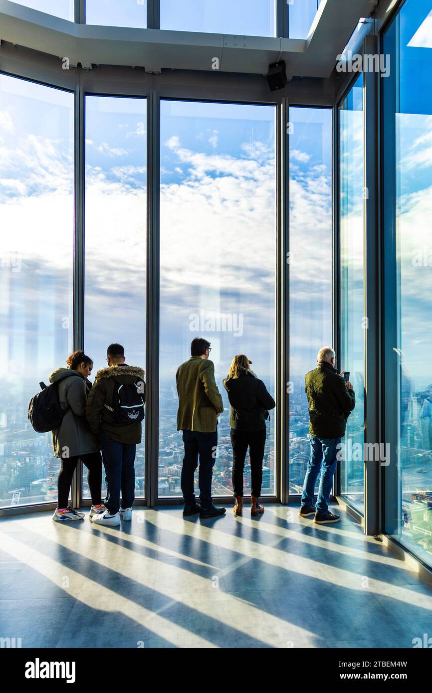 Menschen, die die Skyline der Stadt von der Aussichtsplattform Horizon 22 im Wolkenkratzer 22 Bishopsgate in London, England, betrachten Stockfoto