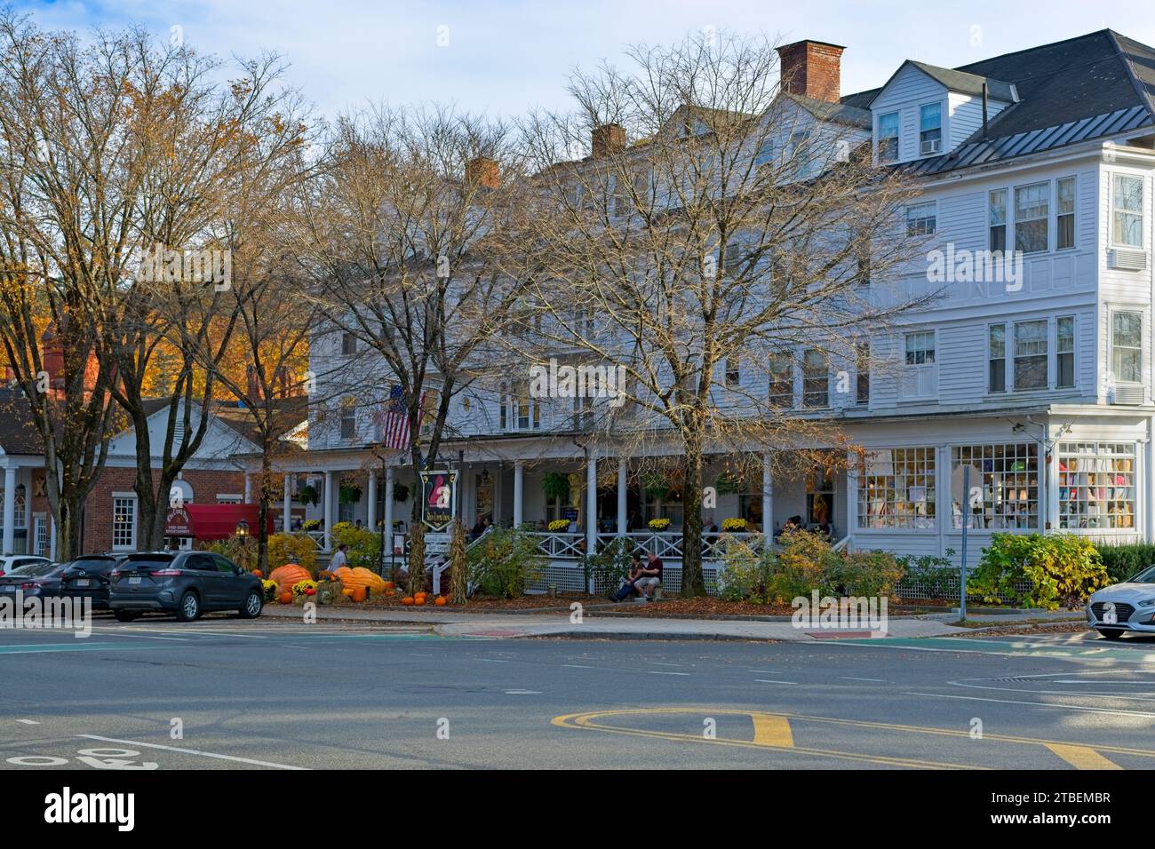 Red Lion Inn im Jahre 1897 im Stil der Kolonialzeit im Herbst, späte Nachmittagssonne auf der Main Street im historischen Viertel Stockbridge Massachusetts – Oktober 2023 Stockfoto