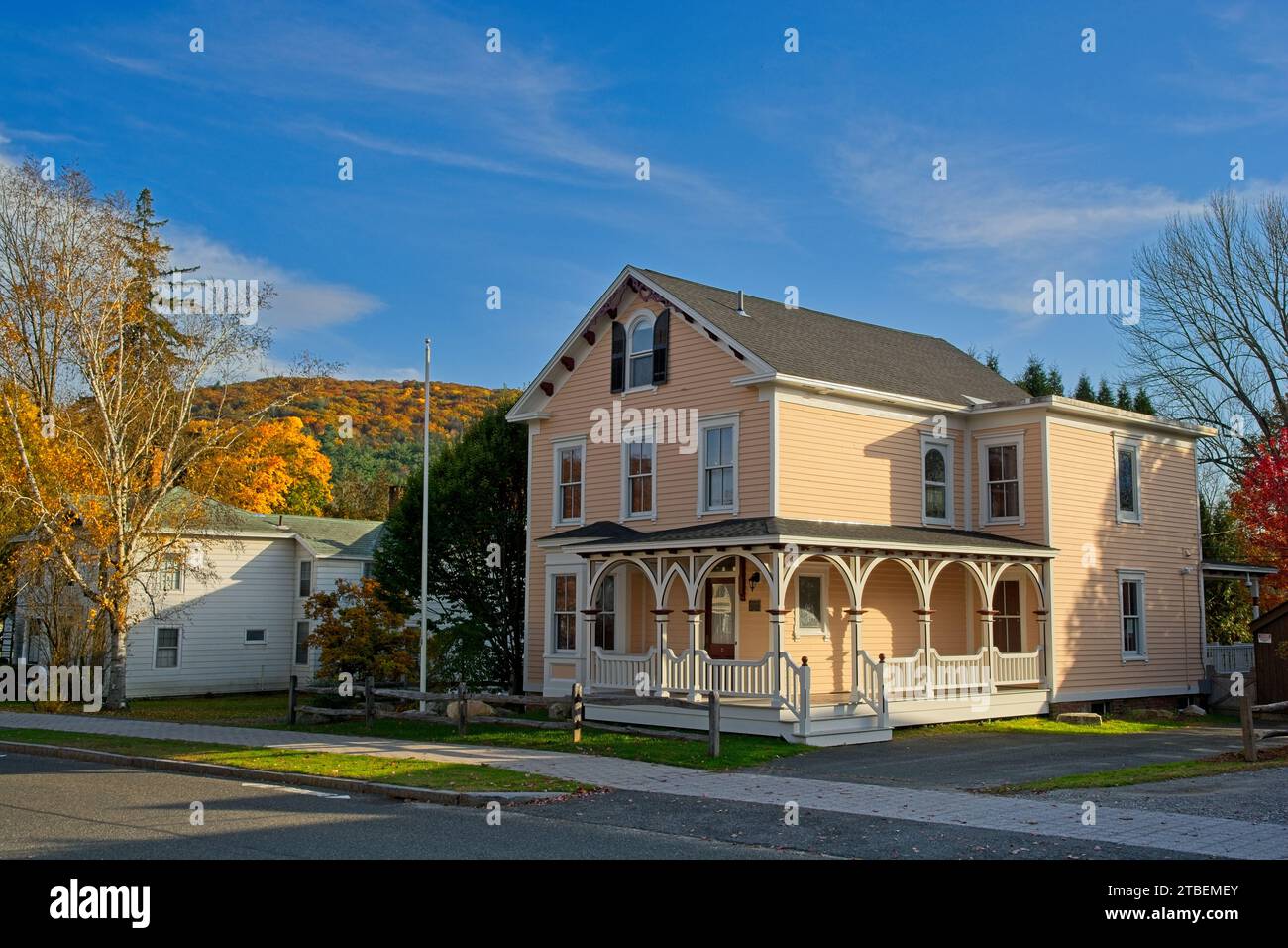 1870 Giebelhaus im Kolonialstil umschließt die Veranda im historischen Viertel Stockbridge Massachusetts, entfernte Hänge zum ICE glen -- Oktober 2023 Stockfoto