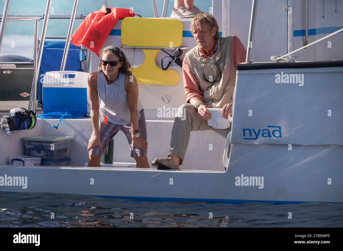 ERSCHEINUNGSDATUM: 3. November 2023. TITEL: Nyad. STUDIO: REGIE: Jimmy Chin, Elizabeth Chai Vasarhelyi. HANDLUNG: Die bemerkenswerte wahre Geschichte der Athletin Diana Nyad, die sich im Alter von 60 Jahren mit Hilfe ihres besten Freundes und Trainers dazu verpflichtet, ihren lebenslangen Traum zu verwirklichen: Eine 110 km lange Schwimmstrecke im offenen Meer von Kuba nach Florida. MIT JODIE FOSTER als Bonnie Stoll, RHYS IFANS als John Bartlett. (Credit Image: © Netflix/Entertainment Pictures/ZUMAPRESS.com) NUR REDAKTIONELLE VERWENDUNG! Nicht für kommerzielle ZWECKE! Stockfoto