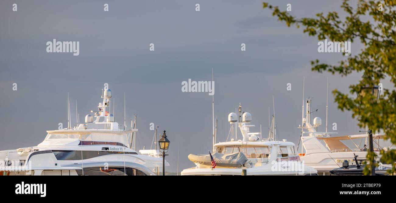 Die obersten Teile mehrerer Yachten am Dock im Hafen von sag Stockfoto