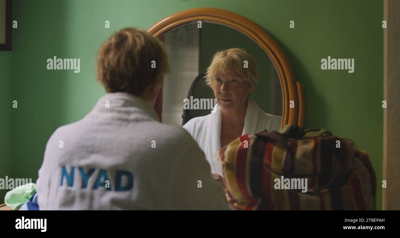 ERSCHEINUNGSDATUM: 3. November 2023. TITEL: Nyad. STUDIO: REGIE: Jimmy Chin, Elizabeth Chai Vasarhelyi. HANDLUNG: Die bemerkenswerte wahre Geschichte der Athletin Diana Nyad, die sich im Alter von 60 Jahren mit Hilfe ihres besten Freundes und Trainers dazu verpflichtet, ihren lebenslangen Traum zu verwirklichen: Eine 110 km lange Schwimmstrecke im offenen Meer von Kuba nach Florida. Die HAUPTROLLE: ANNETTE BENING als Diana Nyad. (Credit Image: © Netflix/Entertainment Pictures/ZUMAPRESS.com) NUR REDAKTIONELLE VERWENDUNG! Nicht für kommerzielle ZWECKE! Stockfoto