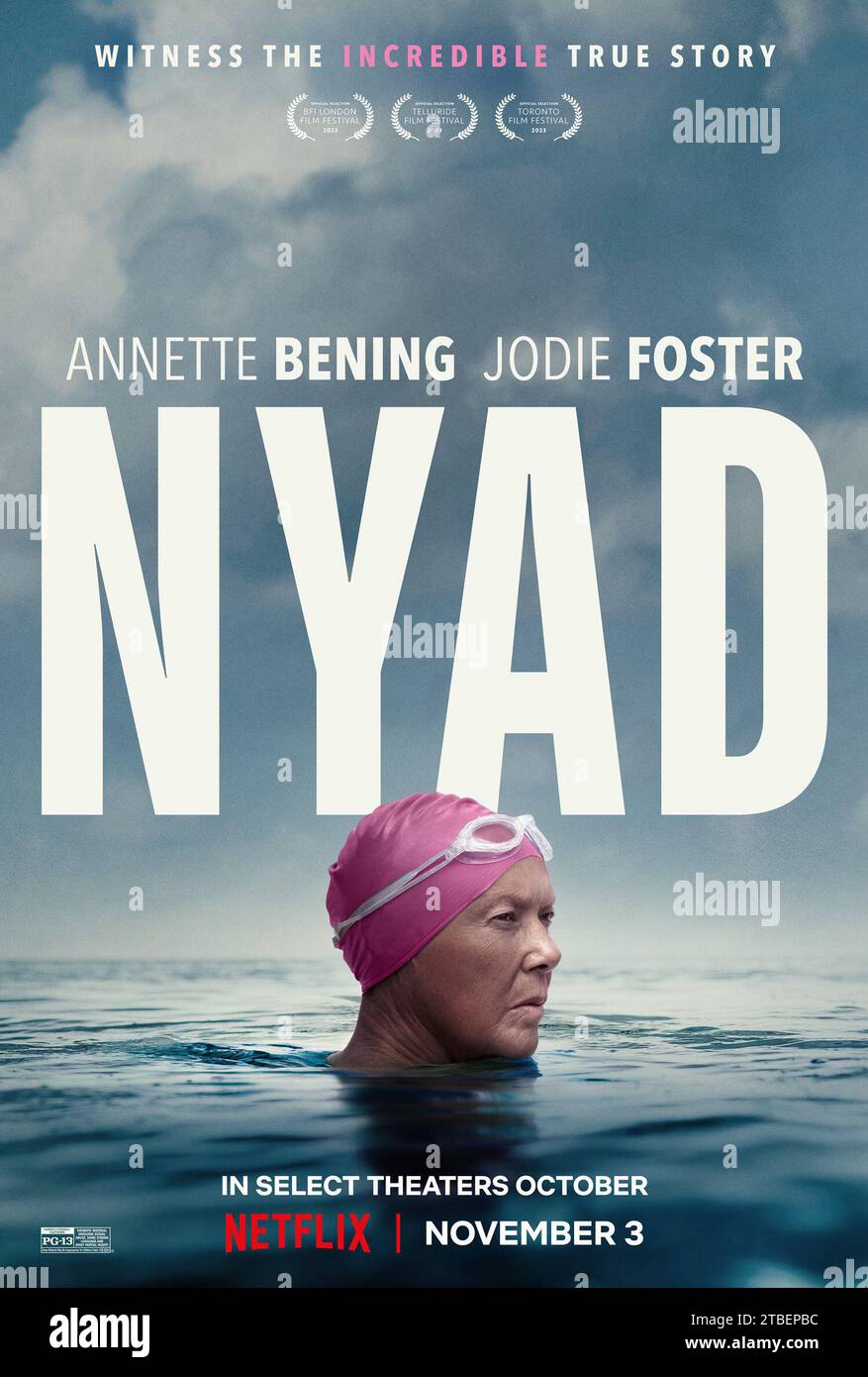ERSCHEINUNGSDATUM: 3. November 2023. TITEL: Nyad. STUDIO: REGIE: Jimmy Chin, Elizabeth Chai Vasarhelyi. HANDLUNG: Die bemerkenswerte wahre Geschichte der Athletin Diana Nyad, die sich im Alter von 60 Jahren mit Hilfe ihres besten Freundes und Trainers dazu verpflichtet, ihren lebenslangen Traum zu verwirklichen: Eine 110 km lange Schwimmstrecke im offenen Meer von Kuba nach Florida. DIE HAUPTROLLE: (L-R) ANNETTE BENING als Poster von Diana Nyad. (Credit Image: © Netflix/Entertainment Pictures/ZUMAPRESS.com) NUR REDAKTIONELLE VERWENDUNG! Nicht für kommerzielle ZWECKE! Stockfoto
