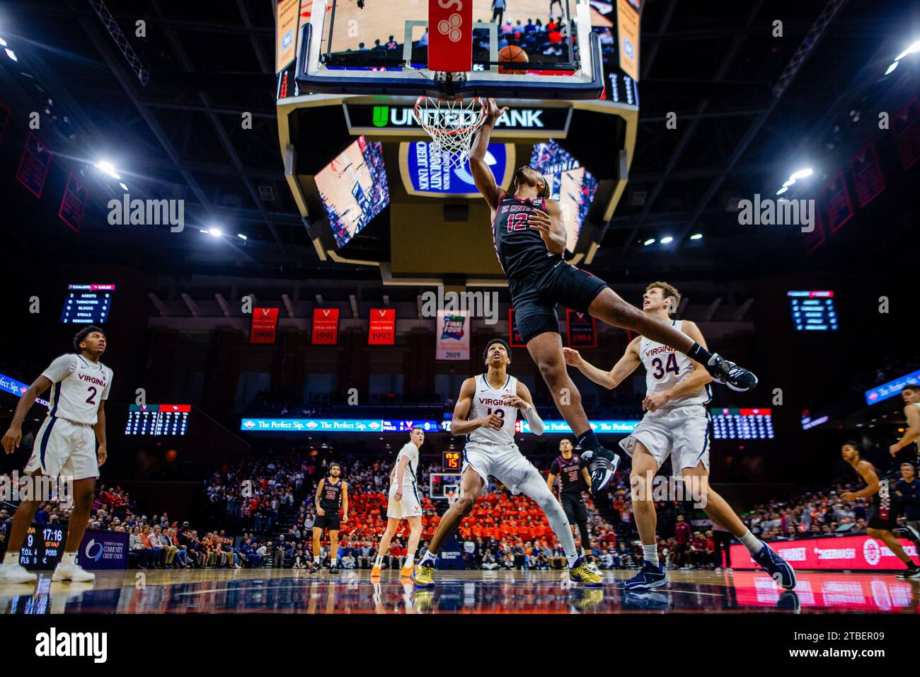 5. Dezember 2023: North Carolina Central Eagles Stürmer Perry Smith Jr. (12) spielt gegen Virginia Cavaliers Stürmer Jacob Groves (34) im NCAA Basketball Matchup in der John Paul Jones Arena in Charlottesville, VA. (Scott Kinser/CSM) Stockfoto