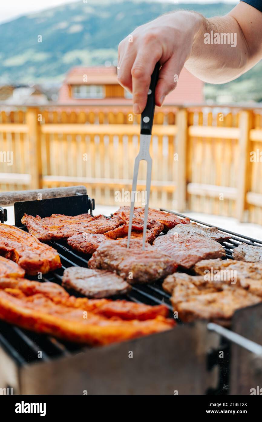 BBQ Picknick draußen. Appetitliches frittiertes Schweinefleisch. BBQ und Grill. Gegrilltes Fleisch. Picknick im Freien mit gegrilltem Fleisch Stockfoto