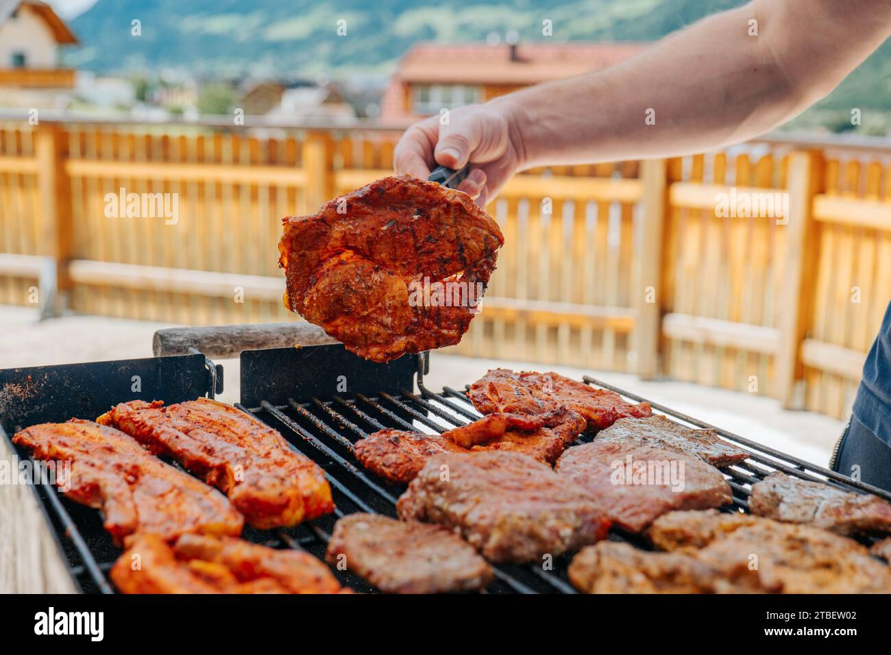 BBQ Picknick draußen. Gegrillter Schweinebauch in Marinade. Appetitliches frittiertes Schweinefleisch. Picknick im Freien mit gegrilltem Fleisch Stockfoto