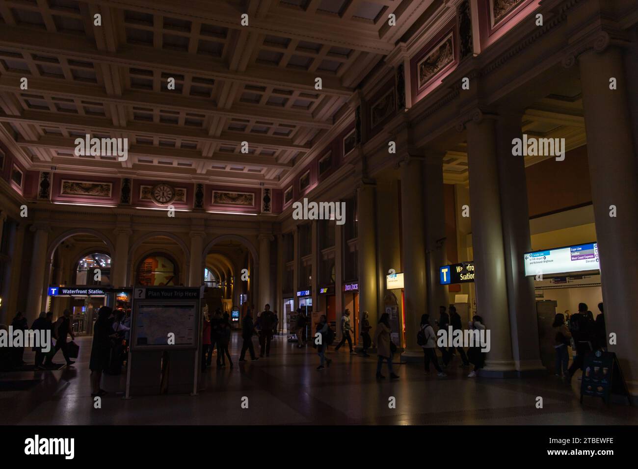 Innerhalb der Waterfront Station. Die Waterfront Station ist ein wichtiger intermodaler öffentlicher Nahverkehr und der wichtigste Transitbahnhof in Vancouver BC Stockfoto