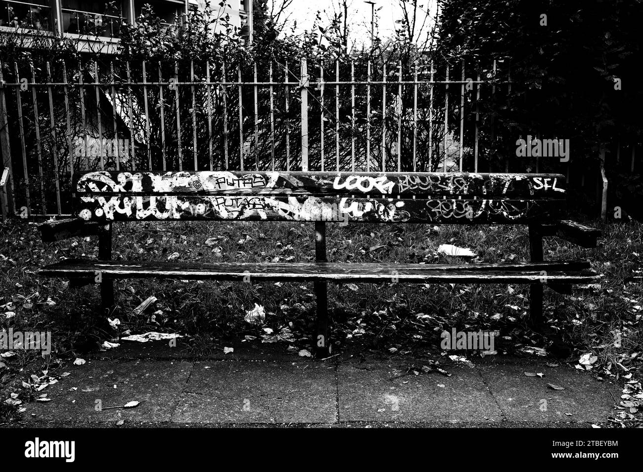 Eine mit Graffiti geschmückte Bank auf dem Abschleppweg des Kanals, Little Venice, London Stockfoto