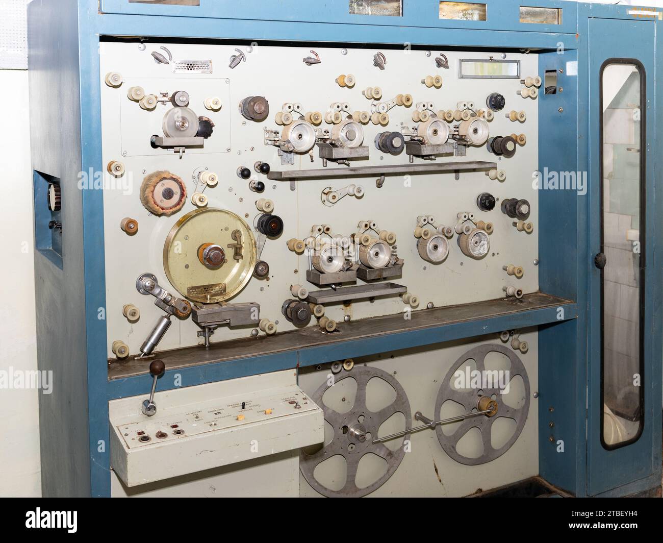 Reparatur- und Aufwickelmaschine für Vintage-Folien Stockfoto