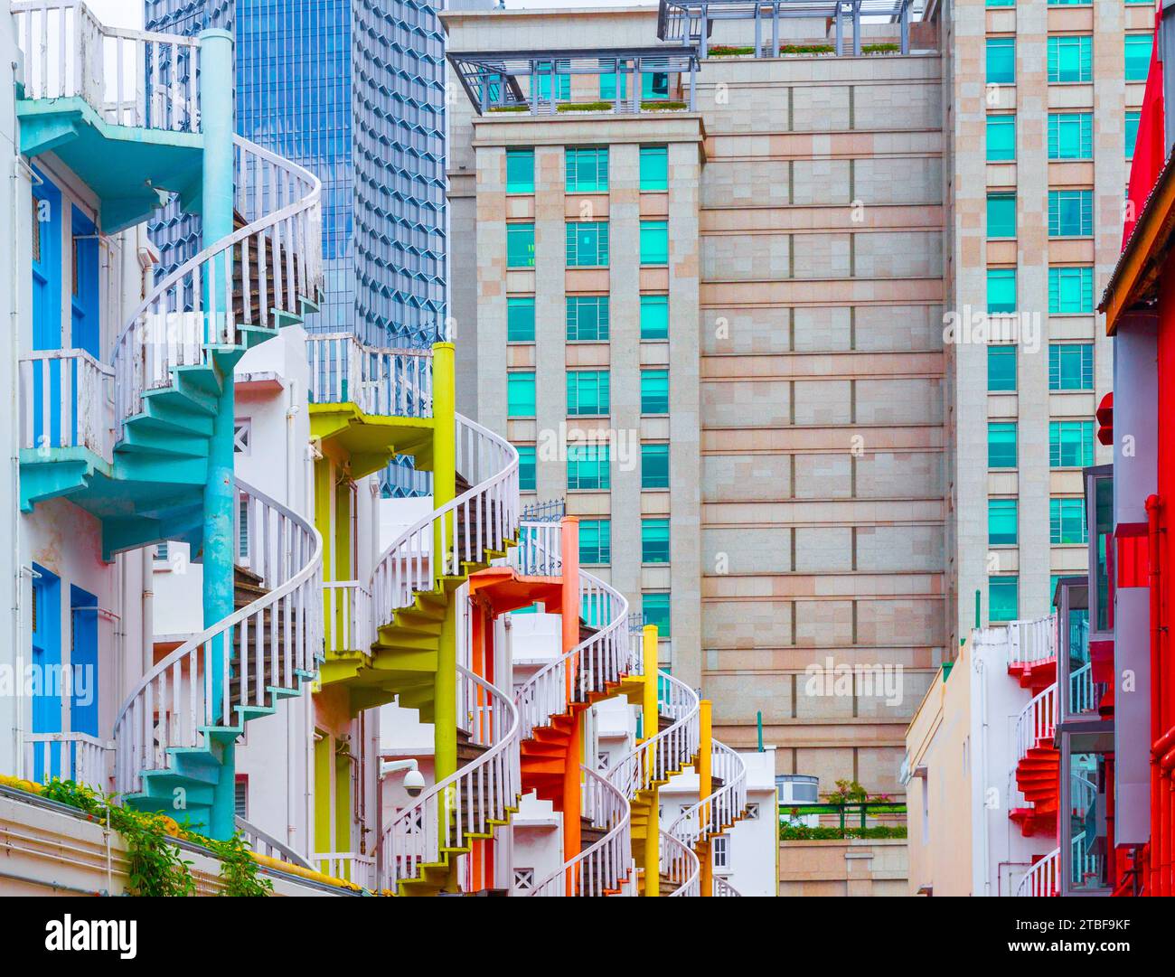 Farbenfrohe Wendeltreppen an der Rochor Road von der Queen Street im Bugis Street Market District in Singapur aus gesehen. Stockfoto