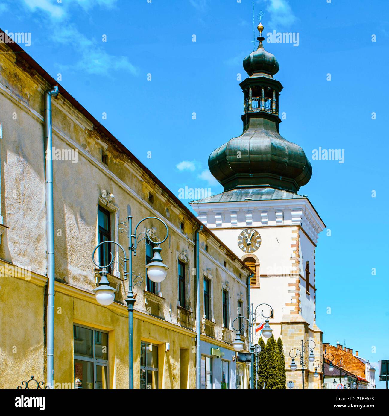 Blick auf den Glockenturm und ein Fragment des Gebäudes der Heiligen Dreifaltigkeitskirche, Krosno, Polen. Stockfoto