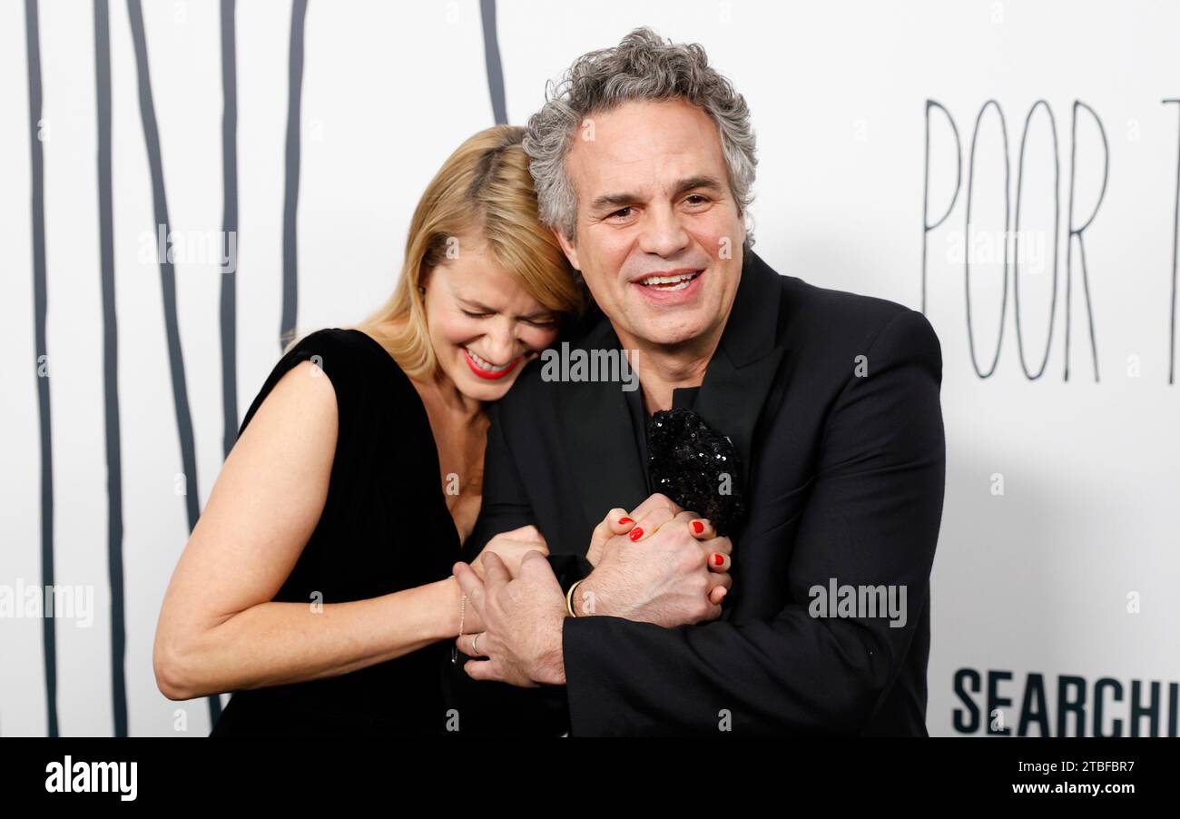 New York, Usa. Dezember 2023. Mark Ruffalo und Sunrise Coigney kommen auf dem roten Teppich bei der „Poor Things“-Premiere im DGA Theater am 6. Dezember 2023 in New York City an. Foto: John Angelillo/UPI Credit: UPI/Alamy Live News Stockfoto