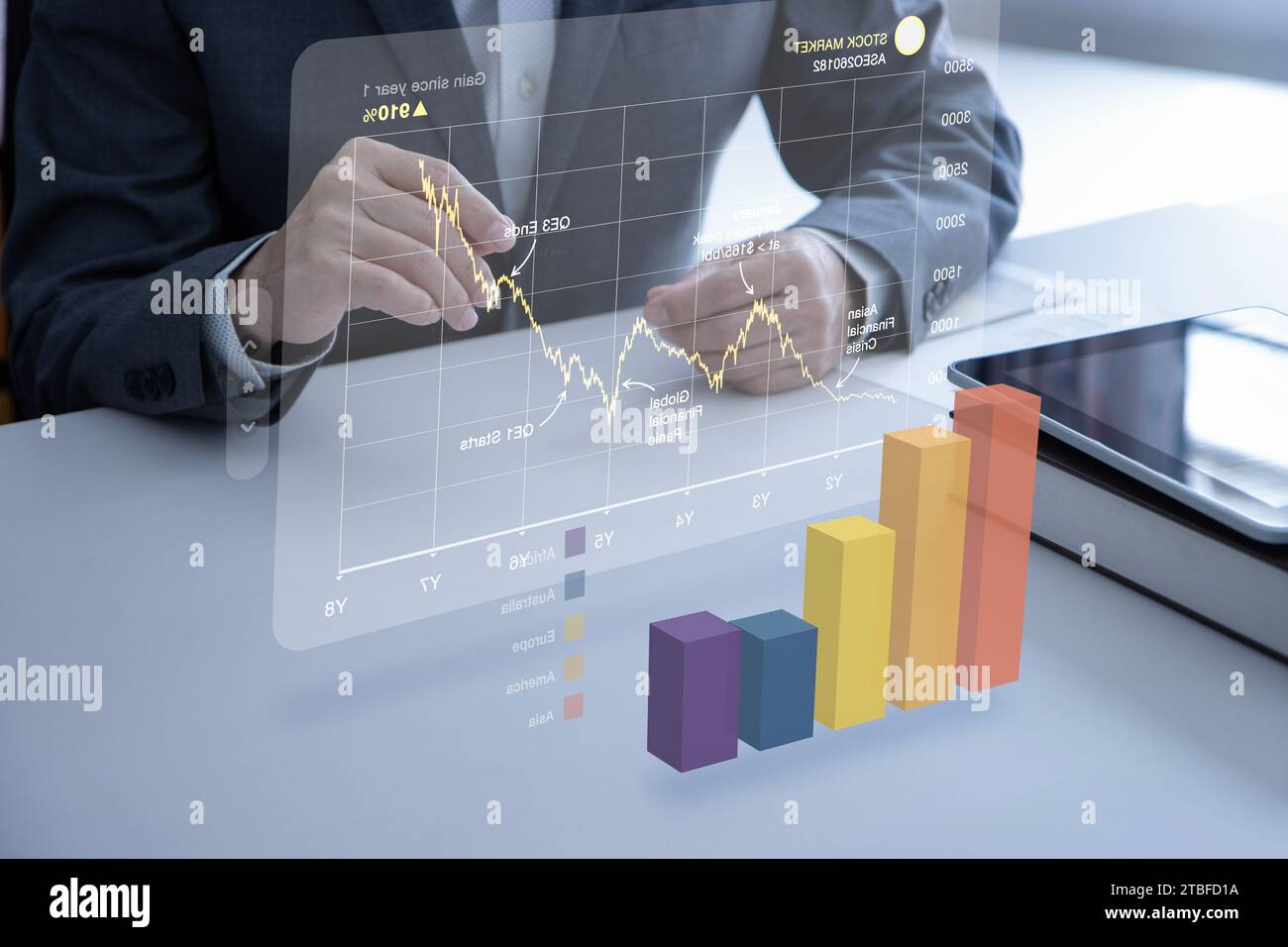 Geschäftsmann im Büro interagiert mit Augmented-Reality-Diagrammen für Geschäftsinformationen und ROI Stockfoto