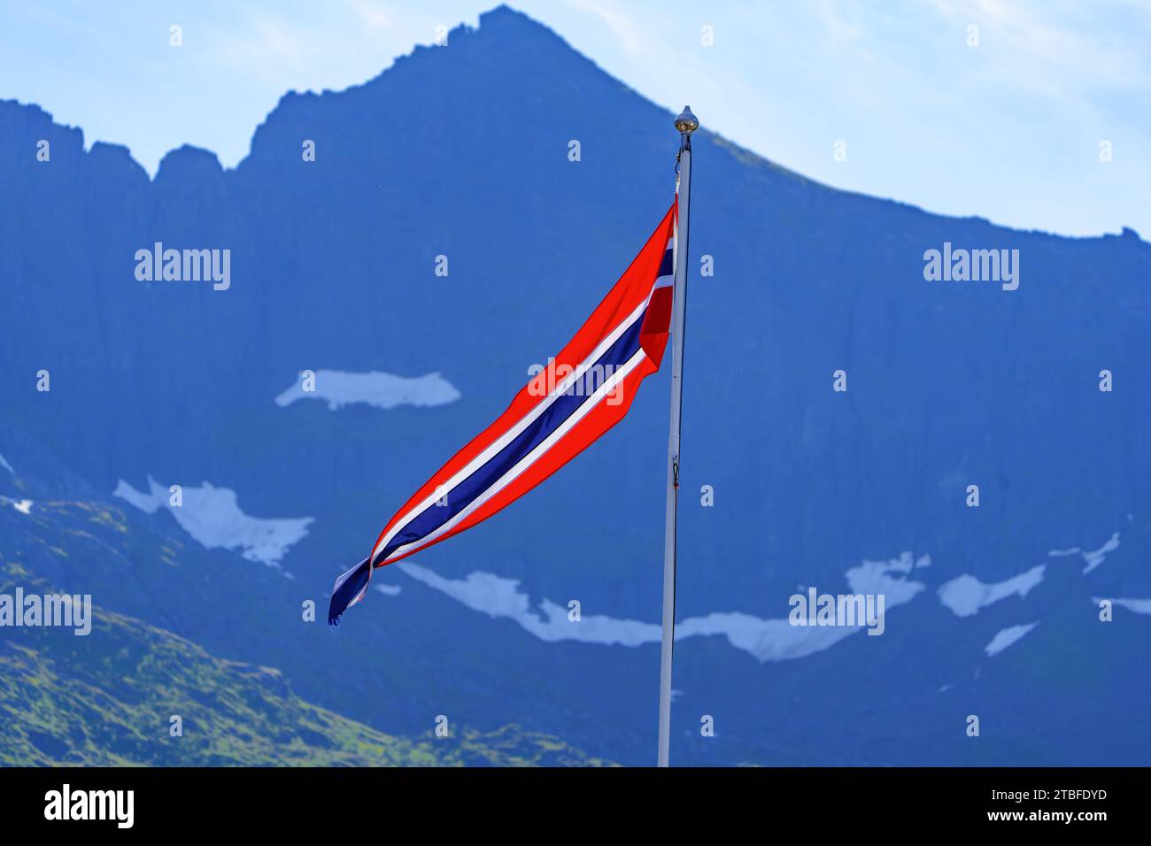 Malerischer Blick auf die norwegische Flagge gegen die majestätische Bergkette Stockfoto