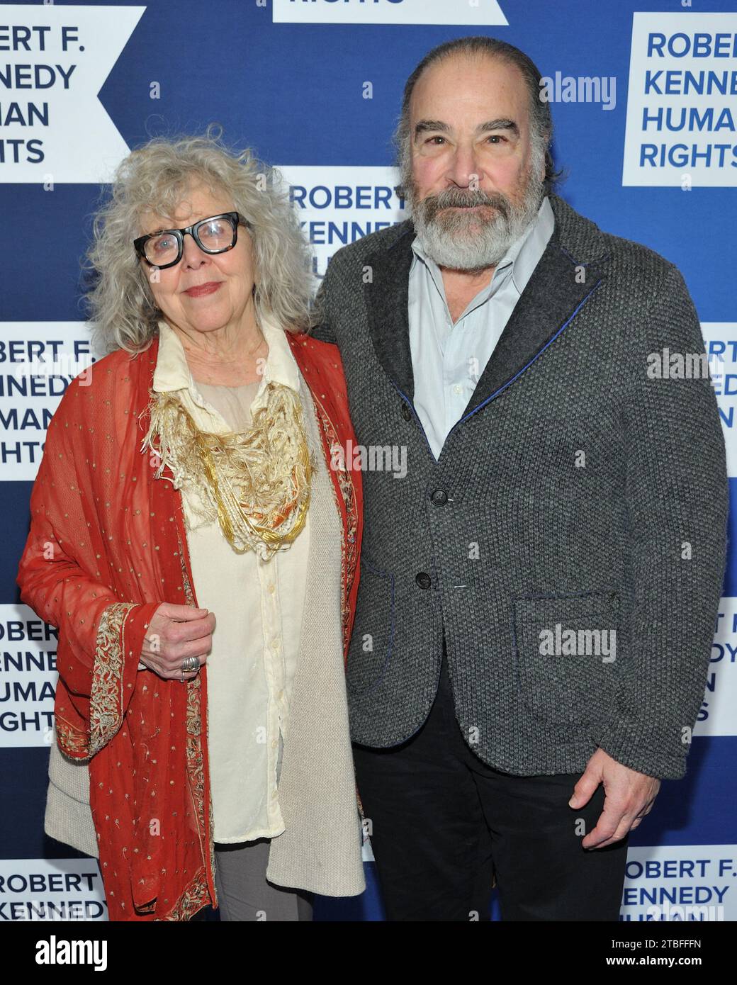 New York, USA. Dezember 2023. L-R: Mandy Patinkin und Kathryn Grody nehmen am 6. Dezember 2023 an der RFK Ripple of Hope Award Gala im NY Hilton Hotel in New York, NY Teil. (Foto: Stephen Smith/SIPA USA) Credit: SIPA USA/Alamy Live News Stockfoto