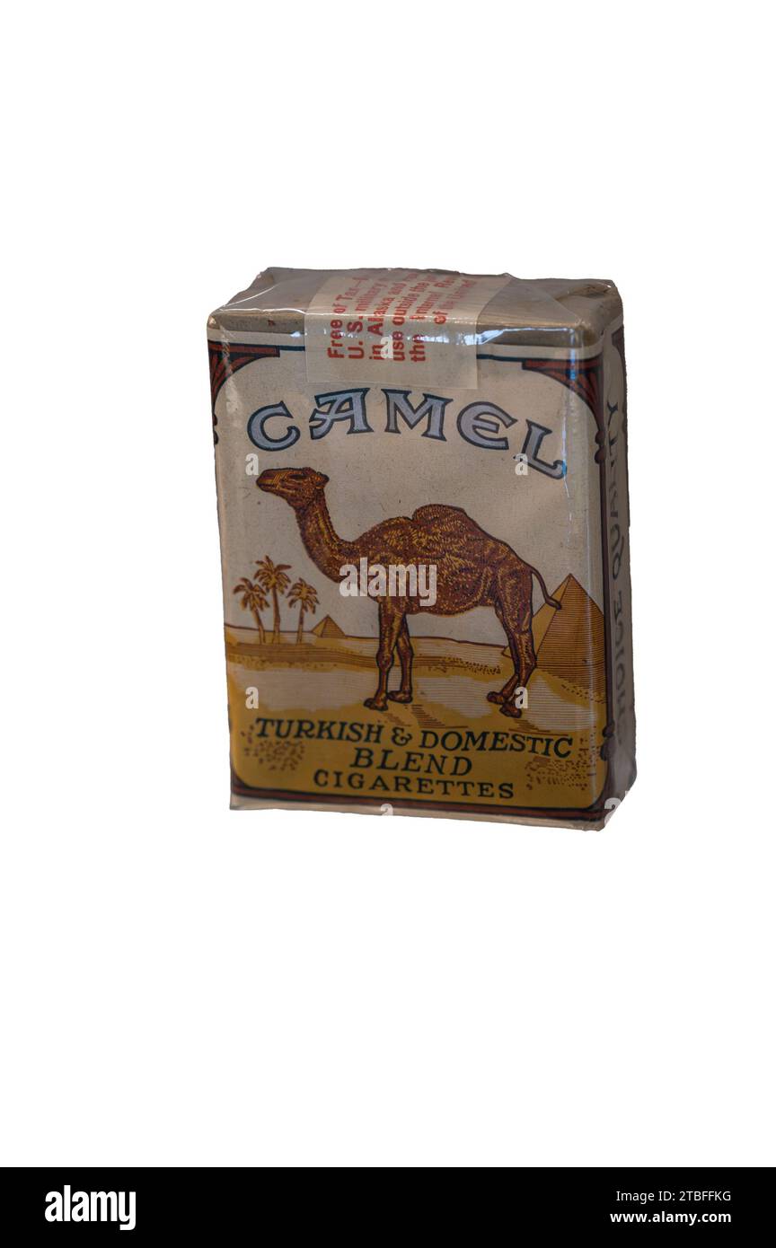 Detail eines alten Kamel Zigaretten-Tabak-Pakets, das noch auf weißem Hintergrund versiegelt ist, stammt von einem Soldaten aus dem Zweiten Weltkrieg Stockfoto