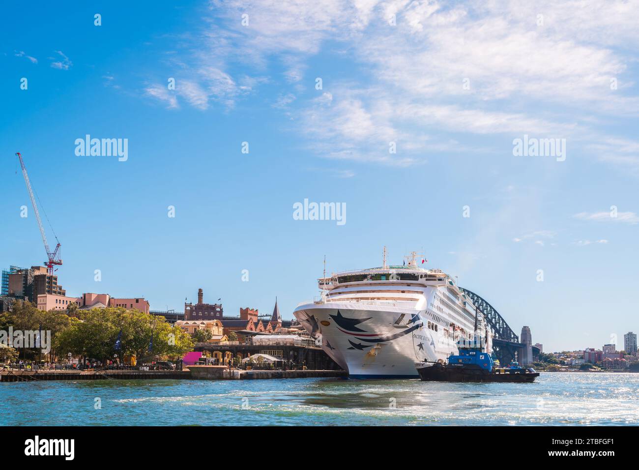 Sydney, Australien - 19. April 2022: Das Pacific Explorer-Schiff wird nach seinem Triumpfe vom Hafen von Sydney zum White Bay Cruise Terminal gezerrt Stockfoto