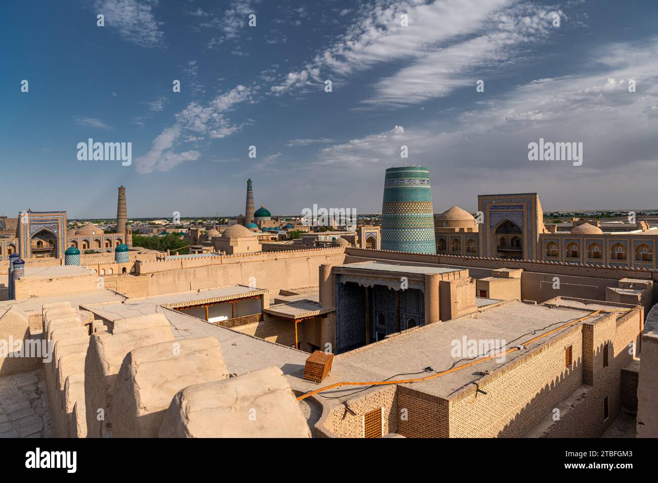 Westtor, Vatertor, ichon qala, Chiwa, Usbekistan. Sonnenuntergangsfoto von der Stadtmauer Stockfoto