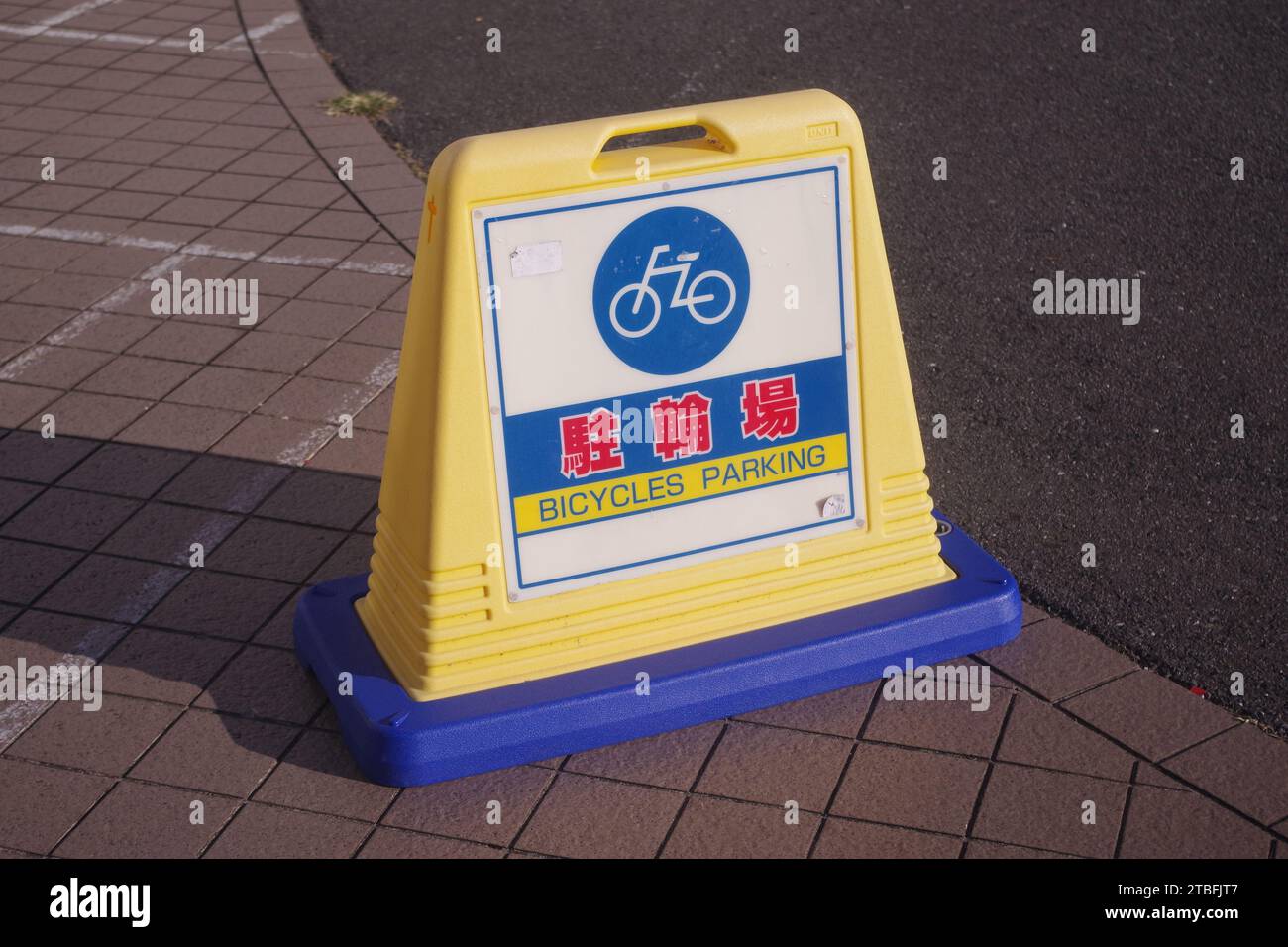 Schild für Fahrradparkplätze im Krankenhaus in Yokohama, Japan Stockfoto