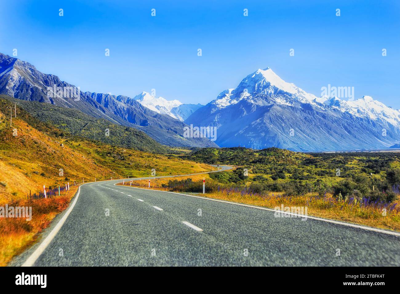 Fahren Sie auf dem Highway 80 in Aoraki zum Mt Cook entlang des Pukaki Lake in Neuseeland. Stockfoto