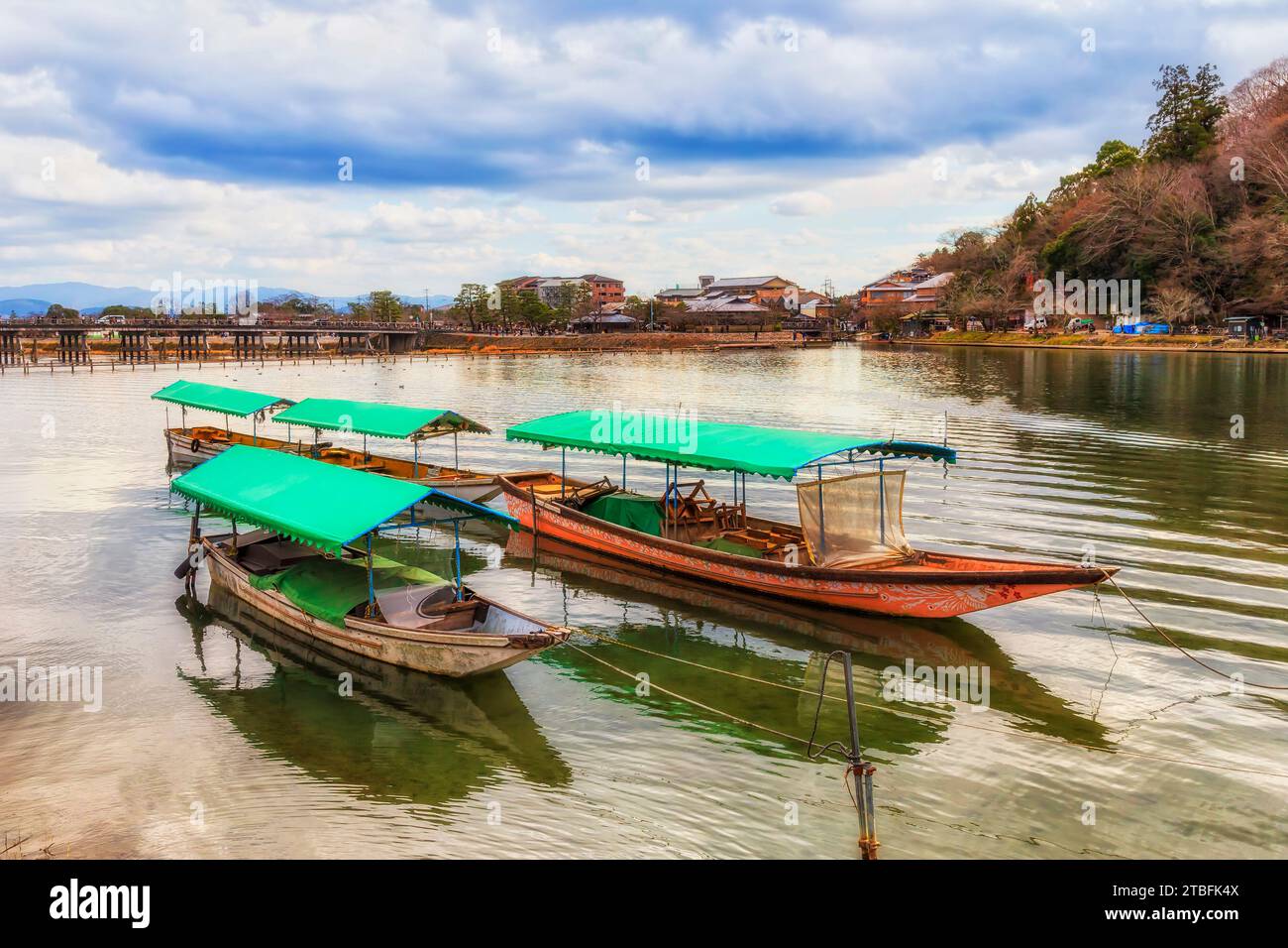 Flaches jon Boot auf dem Katsura Fluss in Kyoto Stadt Japan beliebte touristische Arashiyama Gegend mit Brücke und Damm. Stockfoto