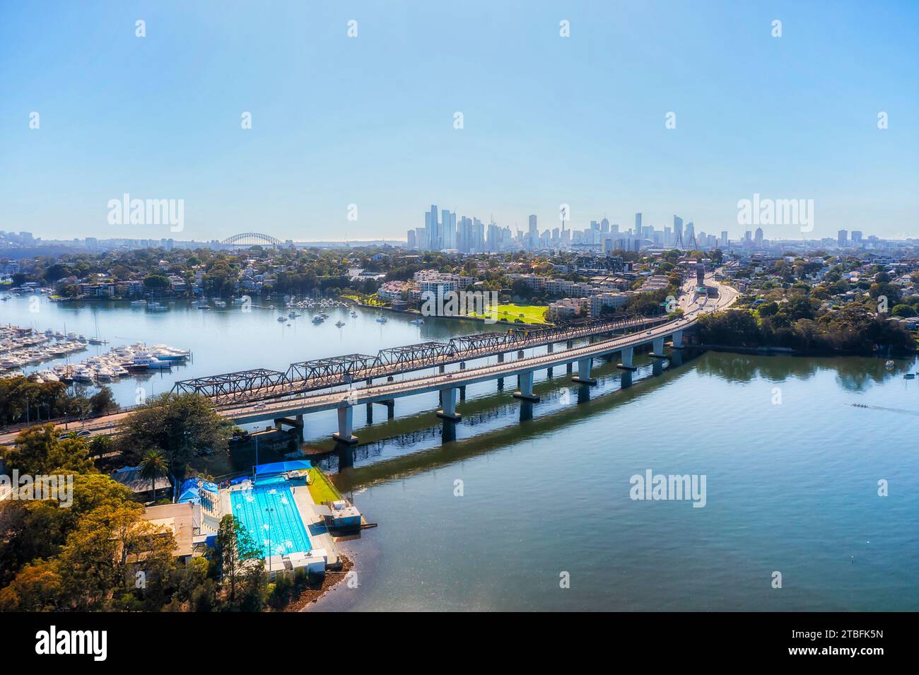 Iron Cove Bridge in Inner West Sydney über den Parramatta River Victoria Road Highway zum Autobahnkreuz Rozelle. Stockfoto