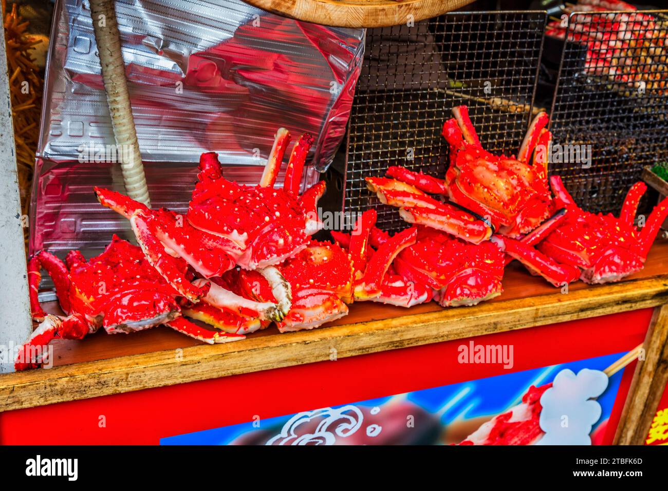 Kioto Arashiyama Food Street Stand mit frisch gekochten Krabben in Japan. Stockfoto