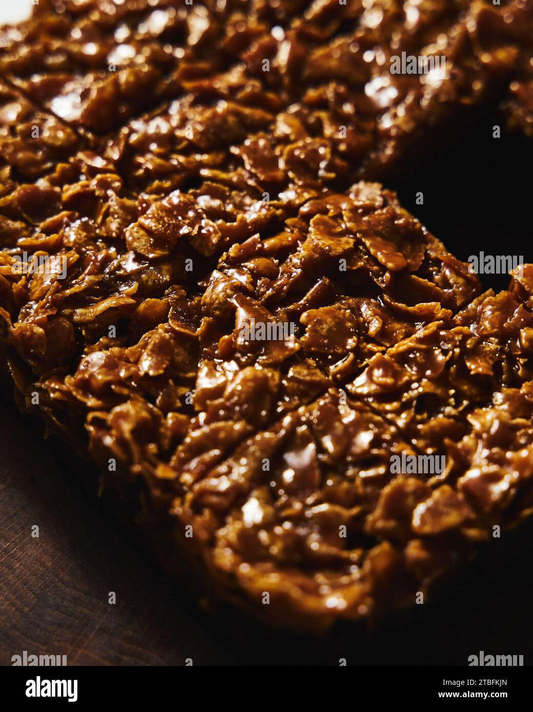 Gesalzene Cornflake Brownies Mit Karamell. Brownie mit knusprigem Oberteil aus Cornflakes und Karamell. Stockfoto