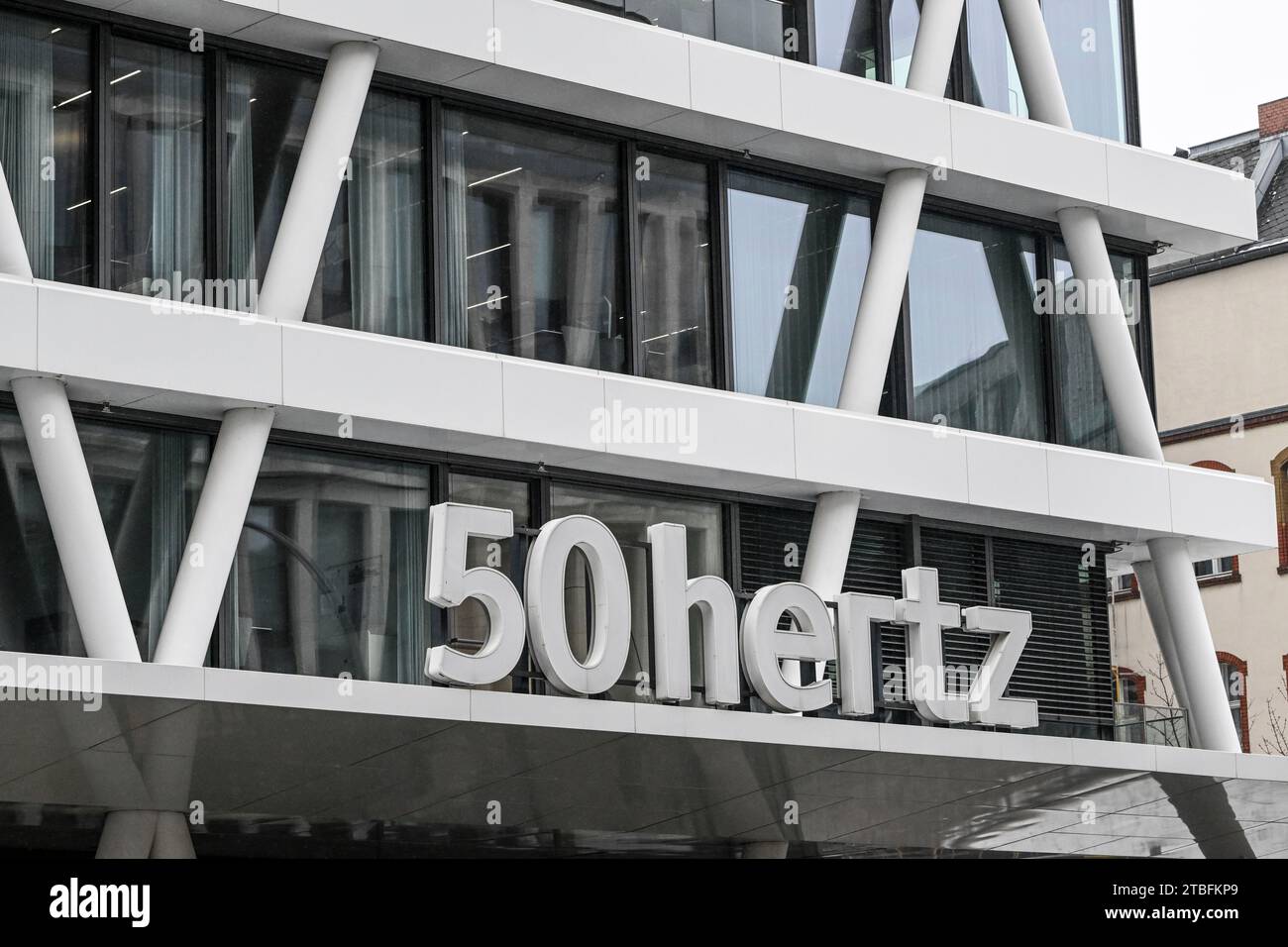 Berlin, Deutschland. Dezember 2023. Das Firmengebäude des Übertragungsnetzbetreibers 50Hertz Transmission GmbH in der Heidestraße. Aktionäre von 50Hertz sind die börsennotierte belgische Holdinggesellschaft Elia Group (80 Prozent) und die KfW Bankengruppe mit 20 Prozent. Quelle: Jens Kalaene/dpa/Alamy Live News Stockfoto