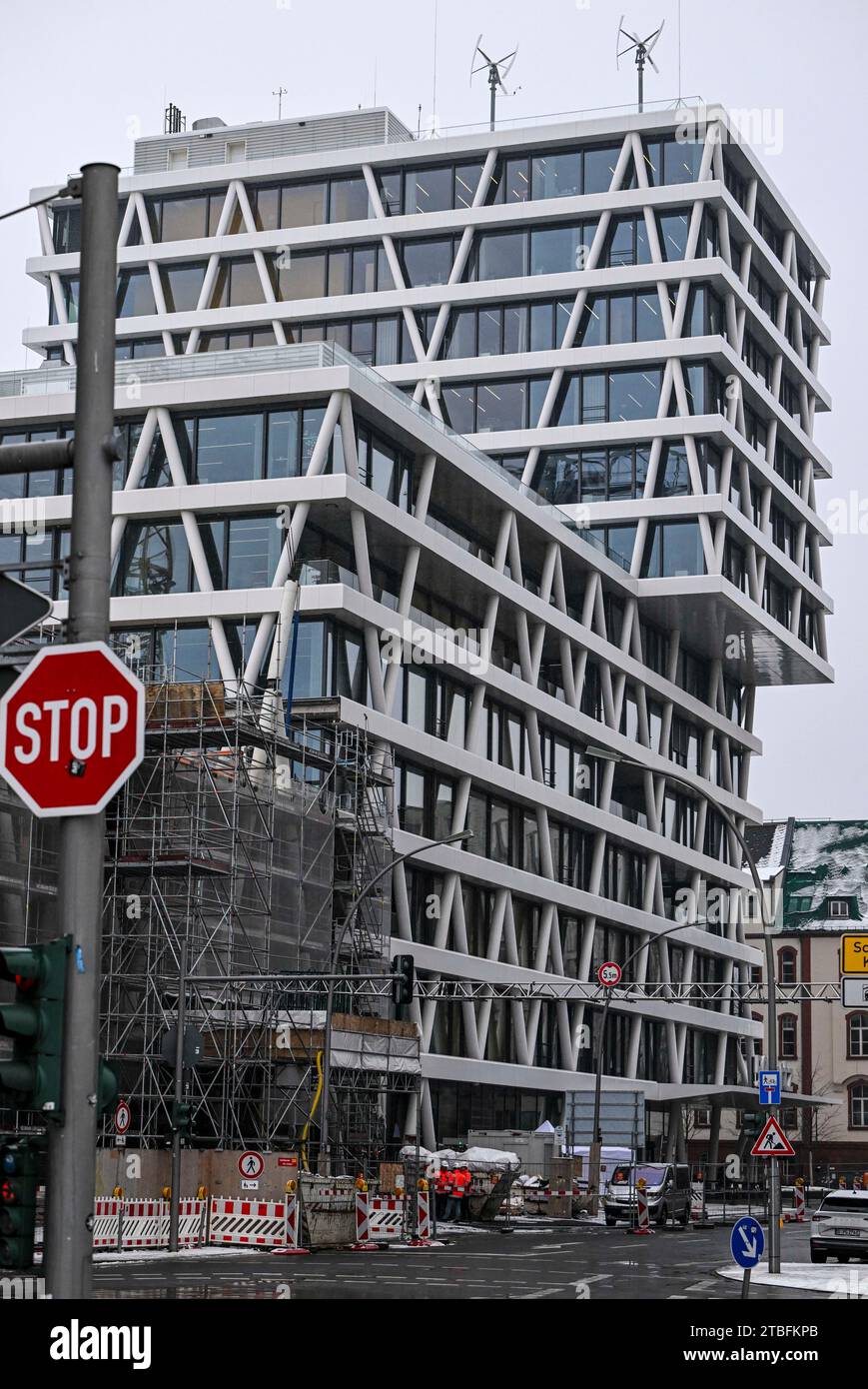 Berlin, Deutschland. Dezember 2023. Das Firmengebäude des Übertragungsnetzbetreibers 50Hertz Transmission GmbH in der Heidestraße. Aktionäre von 50Hertz sind die börsennotierte belgische Holdinggesellschaft Elia Group (80 Prozent) und die KfW Bankengruppe mit 20 Prozent. Quelle: Jens Kalaene/dpa/Alamy Live News Stockfoto
