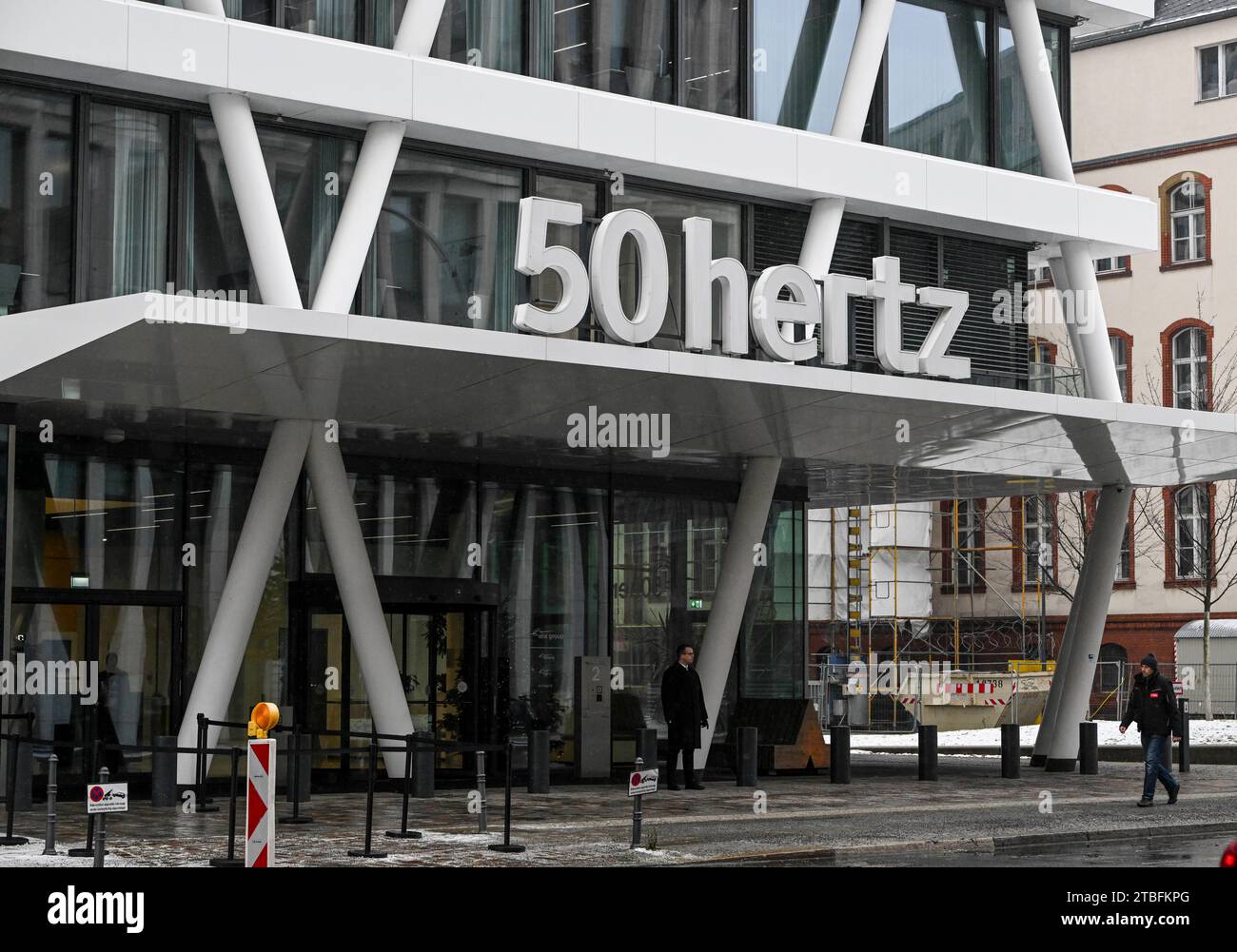 Berlin, Deutschland. Dezember 2023. Das Firmengebäude des Übertragungsnetzbetreibers 50Hertz Transmission GmbH in der Heidestraße. Aktionäre von 50Hertz sind die börsennotierte belgische Holdinggesellschaft Elia Group (80 Prozent) und die KfW Bankengruppe mit 20 Prozent. Quelle: Jens Kalaene/dpa/Alamy Live News Stockfoto