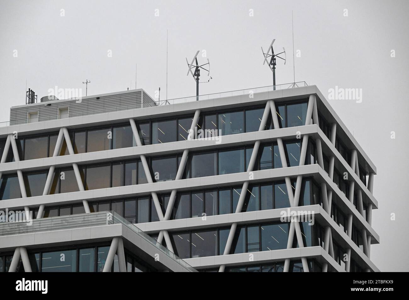 Berlin, Deutschland. Dezember 2023. Das Firmengebäude des Übertragungsnetzbetreibers 50Hertz Transmission GmbH in der Heidestraße. Aktionäre von 50Hertz sind die börsennotierte belgische Holdinggesellschaft Elia Group (80 Prozent) und die KfW Bankengruppe mit 20 Prozent. Quelle: Jens Kalaene/dpa/Alamy Live News Stockfoto